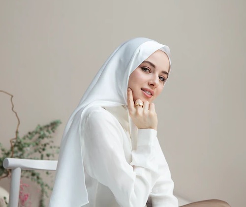 Kamu tetap bisa terlihat cantik dengan make up yang tipis dan natural untuk acara ngabuburit atau bukber dengan teman. (Foto: Ilustrasi. Dok. Freepik.com)