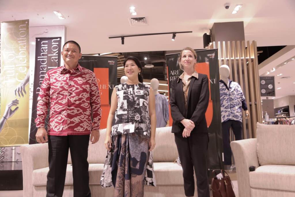Bapak Soegianto Nagaria (Chairman JF3) bersama Ibu Thresia Mareta (Founder LAKON Indonesia) dan Ibu Charlotte Esnou (Atase Kebudayaan Kedutaan Besar Prancis) saat peluncuran PINTU Incubator. (Foto: Ist)