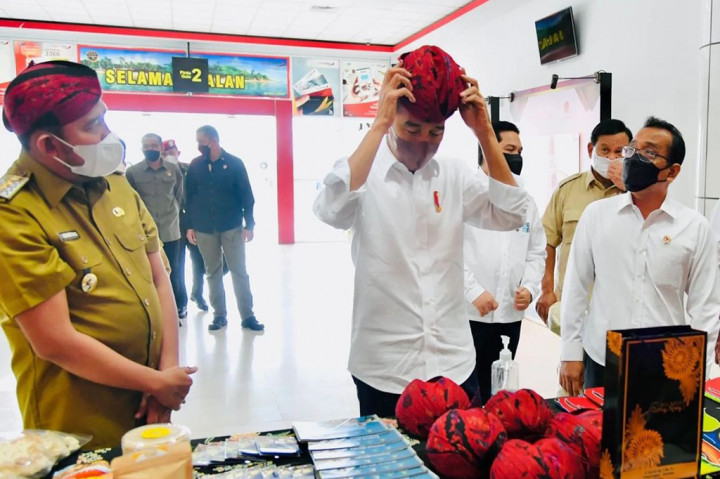 Saat Jokowi dan Prabowo Kompak Beli Blangkon Madura