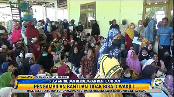 Warga Berdesakan Antre BLT, Lansia di Sulbar Digendong Polisi