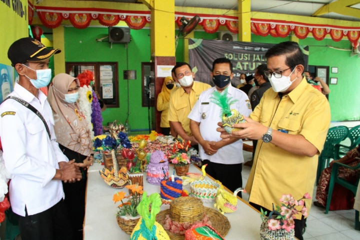 Di Gresik, Warga Bisa Dapat Sembako Hanya dengan Menukarkan Sampah