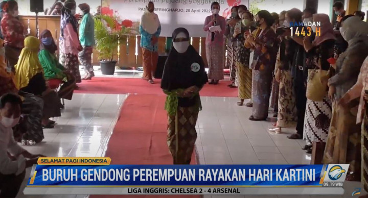 Rayakan Hari Kartini, Buruh Gendong Perempuan Beringharjo Jadi Model Dadakan