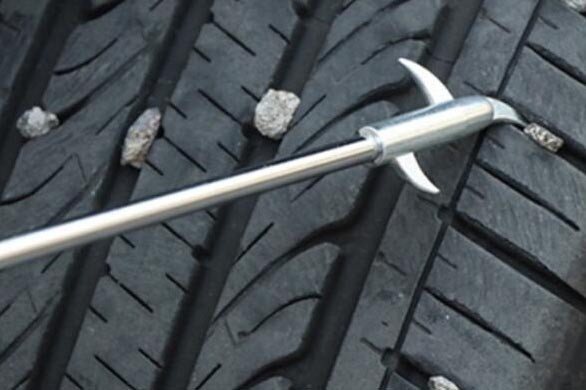 Sepelekan Kerikil Nyangkut di Alur Ban Bisa Bikin Kecelakaan