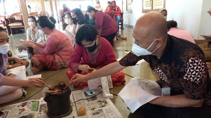 Bupati Jepara Ajak Anak-Anak Membatik di Tempat Belajar RA Kartini