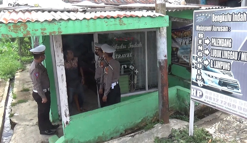 Polisi mendatangi loket travel gelap di Bengkulu. (Metro TV)