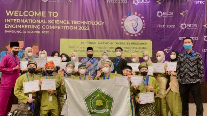 Keren, Tim Riset MAN 1 Pekanbaru Borong 8 Medali di Ajang ISTEC 2022