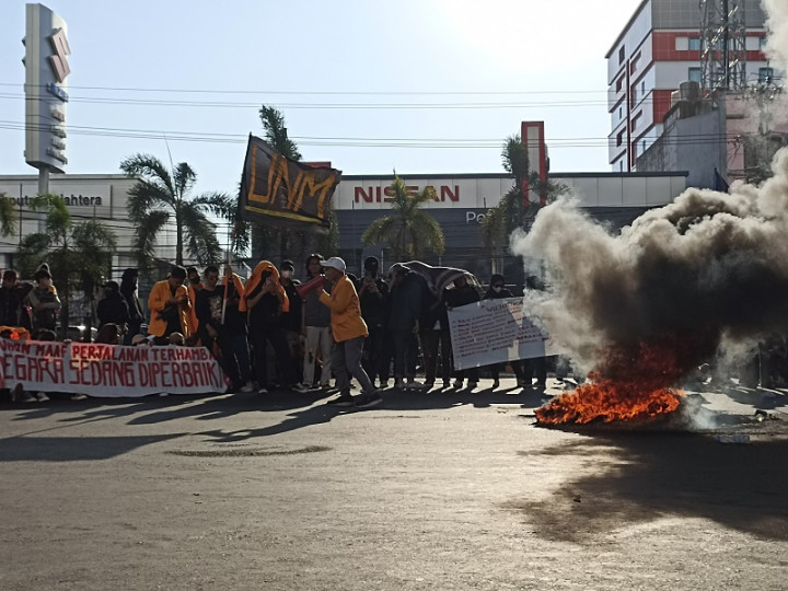 Puluhan Mahasiswa di Makassar Aksi Tolak Kenaikan BBM dan Kelangkaan Minyak Goreng
