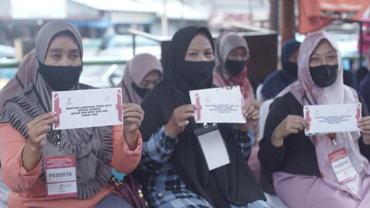 Jokowi Bagikan BLT Minyak Goreng di Pasar Ciawi, Tandai Keberhasilan Pos Indonesia Salurkan 95% untuk KPM se-Indonesia