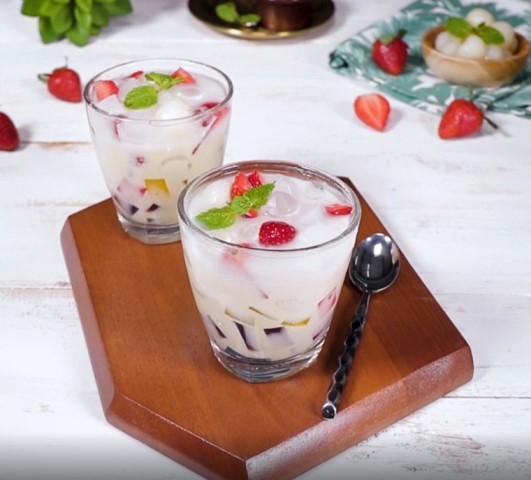 Buat sendiri es campuran dengan berbagai bahan yang pasti enak dan segar. (Foto: Dok. Endeus TV)