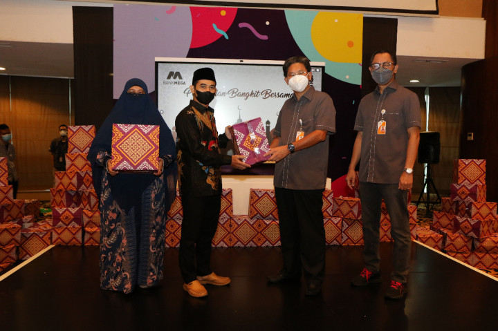 Bantu Masyarakat, Bank Mega Gelontorkan Paket Sembako Rp2,5 Miliar