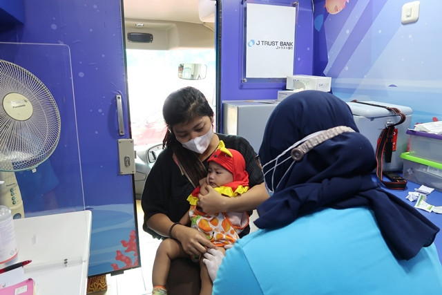 J Trust Bank bekerja sama dengan Yayasan Ronald McDonald House Charity, lakukan Pekan Imunisasi Dunia 2022. (Foto: Dok. Istimewa)