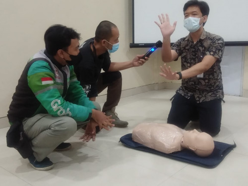 Nakes Beri Edukasi Penanganan Pertama Kecelakaan Lalu Lintas Secara Benar (Foto: dok. Siloam Hospital)