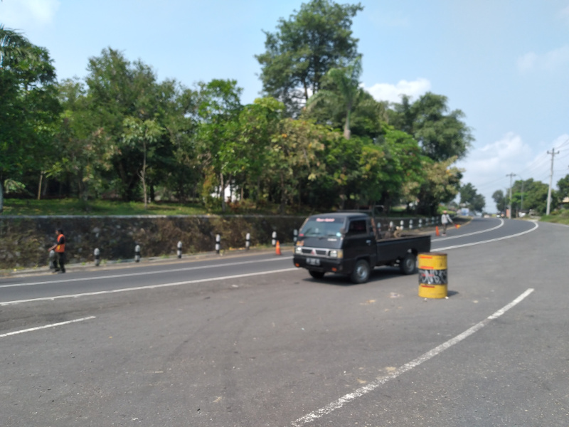  Perbaikan jalan berlubang di jalan nasional di Kecamatan Sentolo, Kabupaten Kulon Progo yang berbatasan dengan Kecamatan Sedayu, Kabupaten Bantul. Medcom.id/Mustaqim