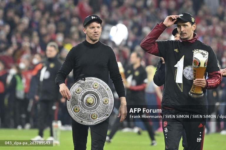 Pelatih Bayern Muenchen, Julian Nagelsmann, membawa trofi dummy Bundesliga (AFP/Frank Hoermann)