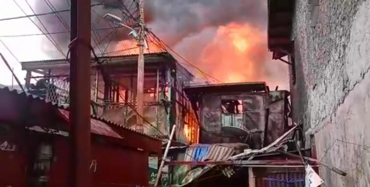 Kebakaran Puluhan Rumah di Gambir, Api Masih Sulit Dipadamkan