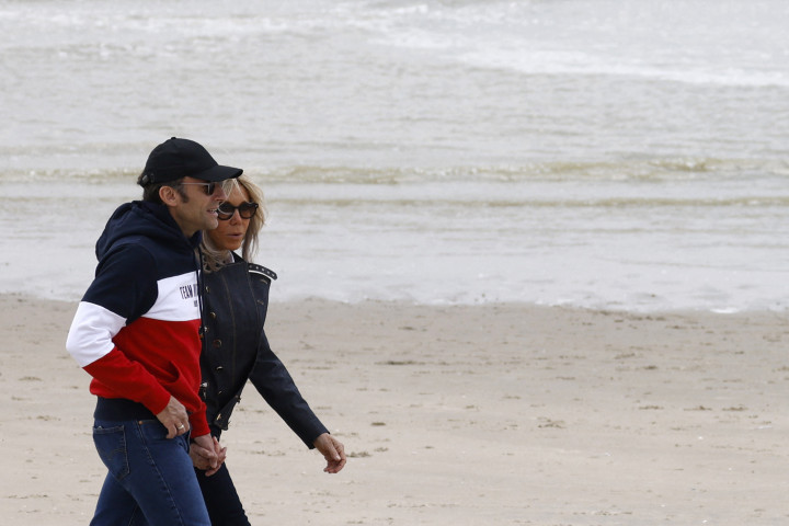 Momen Emmanuel Macron dan Istri Jalan-jalan di Pantai Jelang Pilpres Prancis