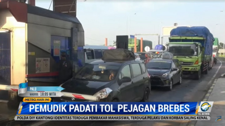 Banyak Pemudik Kehabisan Saldo e-Toll, Gerbang Tol Pejagan Padat Merayap