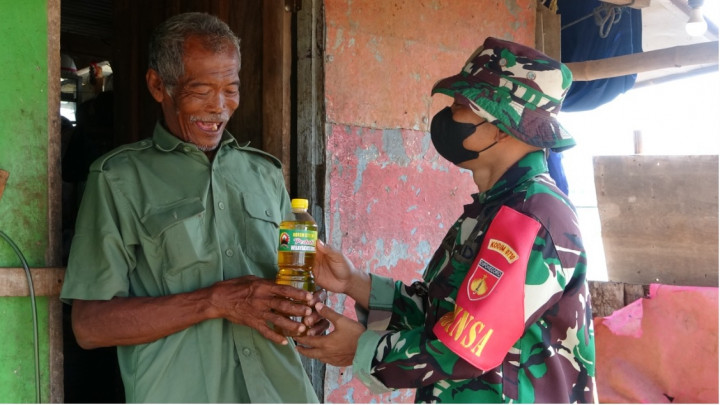 Korem 071 Wijayakusuma Salurkan 1 Ton Minyak Goreng Gratis ke Warga Pekalongan