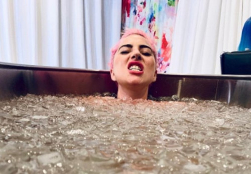Ini terapi air dingin yang dilakukan oleh Madonna, Lady Gaga dan aktris serta aktor lainnya. (Foto: Dok. Instagram Lady Gaga/@ladygaga)