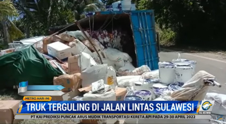 Truk Terguling di Lintas Sulawesi Akibat Tak Kuat Menanjak