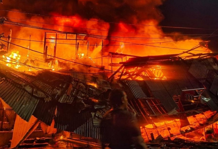 14 Unit Damkar Padamkan Kebakaran Rumah di Pasar Gembrong