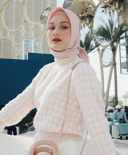 Bagi Dinda, kegiatan berbagi tidak hanya bermakna bagi penerima, namun juga pemberi. (Foto: Dok. Instagram/@dindahw)
