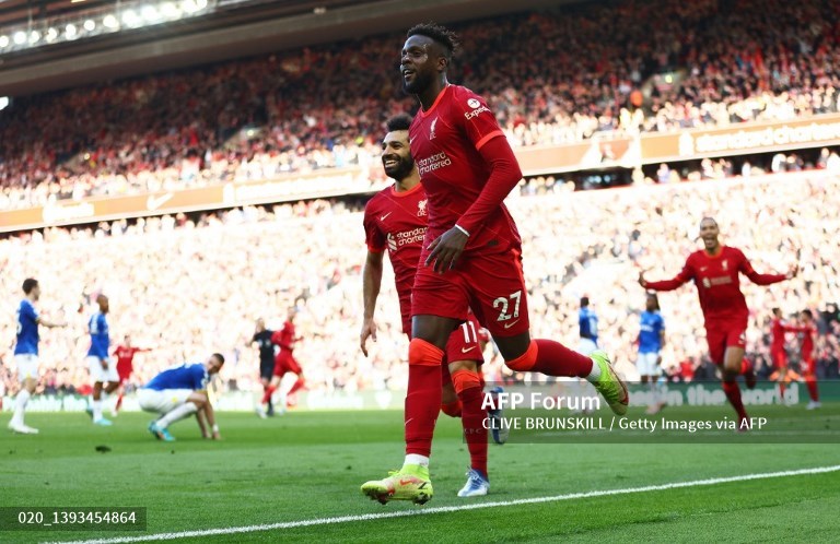 Penyerang Liverpool, Divock Origi, merayakan golnya ke gawang Everton (AFP/Clive Brunskill)