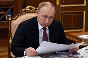 Terlihat Lemah saat Misa, Dugaan Putin Terkena Parkinson Menguat