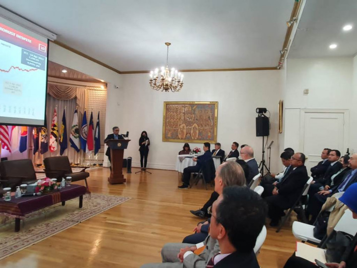 Bos OJK Pamer Stabilitas Sektor Jasa Keuangan RI di Depan Investor AS