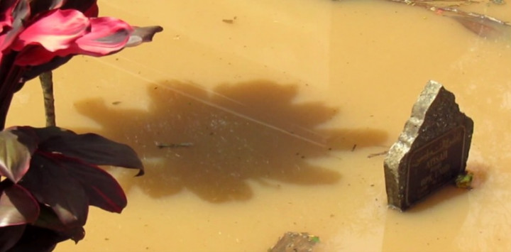 Banjir Rendam Ribuan Makam di Bandung