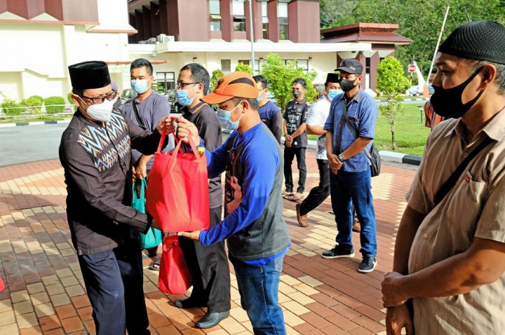 KBRI Bandar Seri Begawan Bagikan Sembako kepada Warga Kurang Mampu