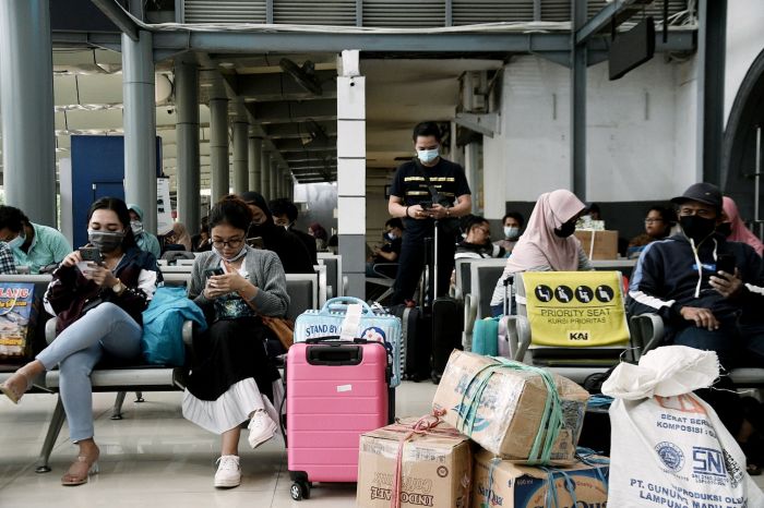 H-7 Lebaran, 24.600 Pemudik Berangkat dari Stasiun Senen dan Gambir