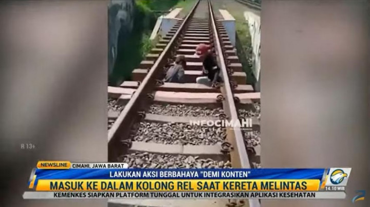 Dua Bocah Nekat Masuk Kolong Rel Demi Konten