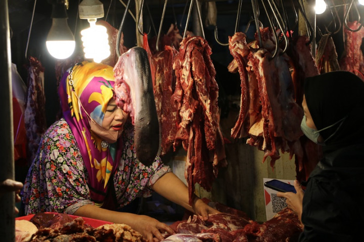 Populer Daerah: Harga Daging Sapi Naik Hingga Polisi Bersepatu Roda Amankan Jalur Mudik