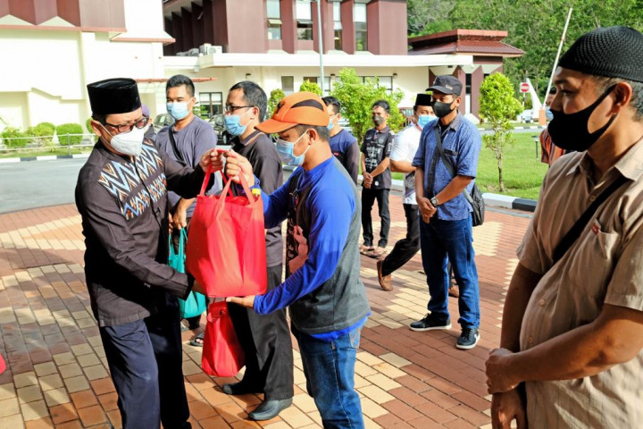 Indonesian Embassy Distributes Basic Necessities for Indonesians in Brunei