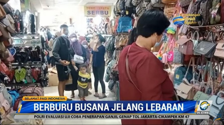 Warga Bekasi Serbu Pusat Belanja Jelang Lebaran