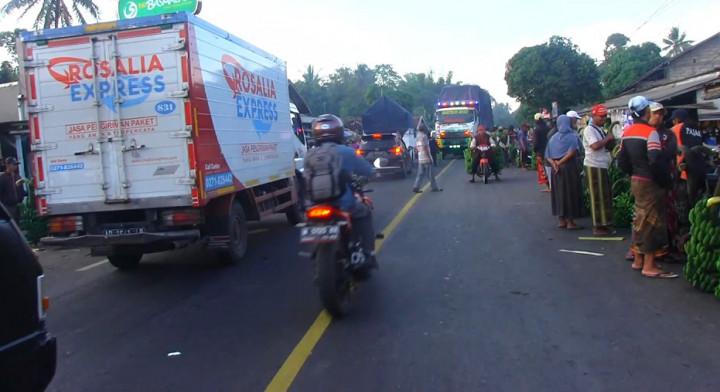 Pasar Tumpah Biang Macet Jalur Mudik Lumajang-Probolinggo