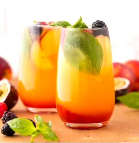 Ini resep minuman campuran markisa dengan stroberi. Mudah kok buatnya! (Foto: Dok. Endeus TV)