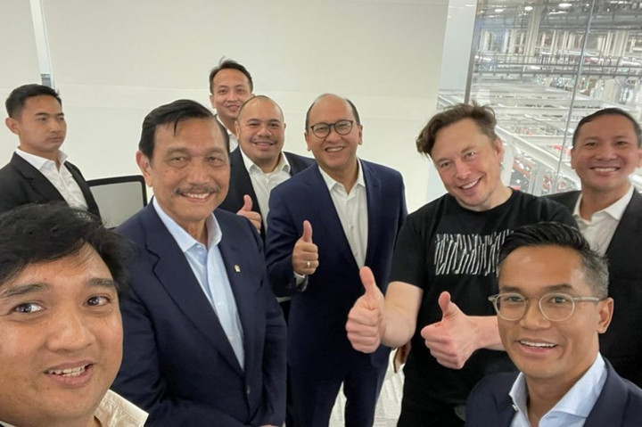 Potret Pertemuan Luhut dan Elon Musk di Pabrik Tesla
