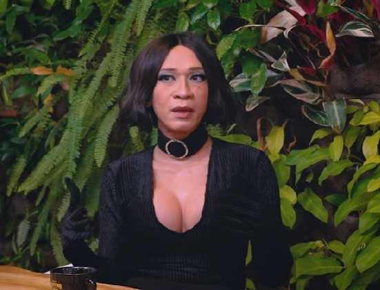 Aming Tampil dengan Payudara Palsu: Dunia Fantasi Lebih Bebas