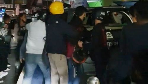 Viral, Mobil Terparkir Bergoyang Kepergok Aparat Berujung Diamuk Warga