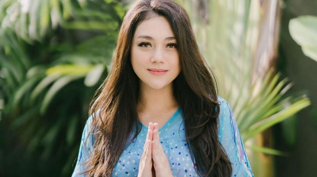 Bukan Muslim, Ini Alasan Celine Evangelista Ajari Anak Salat dan Puasa