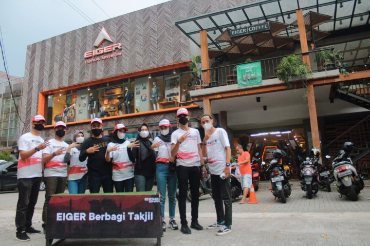 Eiger Gandeng Komunitas Outdoor Berbagi Takjil