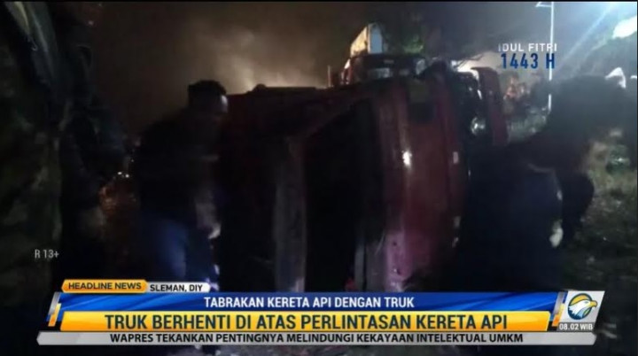 Tertabrak Kereta Api, <I>Dump Truck</i> Terseret 100 Meter di Sleman