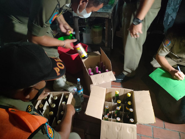 Ratusan Botol Miras Disita di Gambir