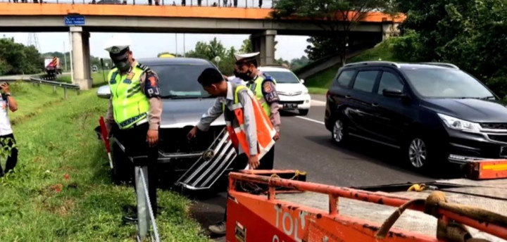 Pemudik Mengantuk, Innova Hajar Pembatas Jalan di Tol Cipali