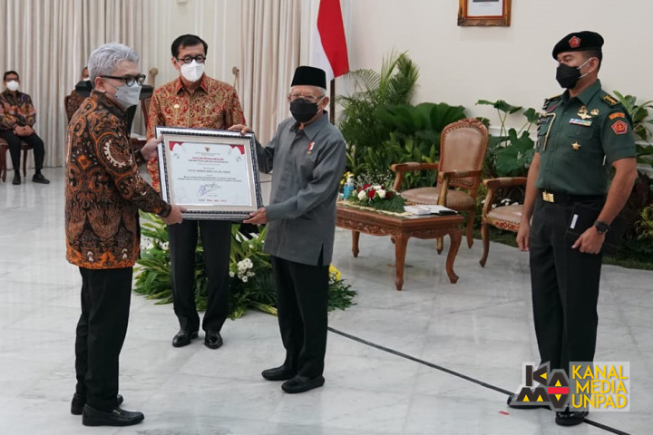 Guru Besar Hukum Unpad Ahmad M Ramli Terima Anugerah Kekayaan Intelektual dari Wapres