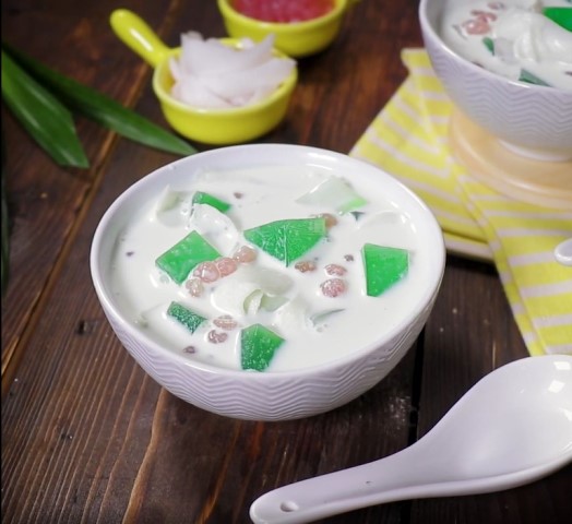 Yuk, buat resep es khas Filipina yaitu es buko pandan. Pasti kamu suka deh! (Foto: Dok. Endeus TV)