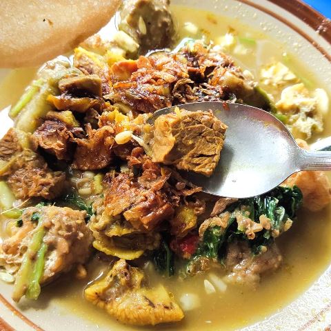 Rujak Soto Mbok Bret, khas Banyuwangi di Dusun Kepatihan, Cluring, Banyuwangi, Jawa Timur. (Foto: Dok. Instagram Ngekuliner Deket Sini/@ngekuliner)