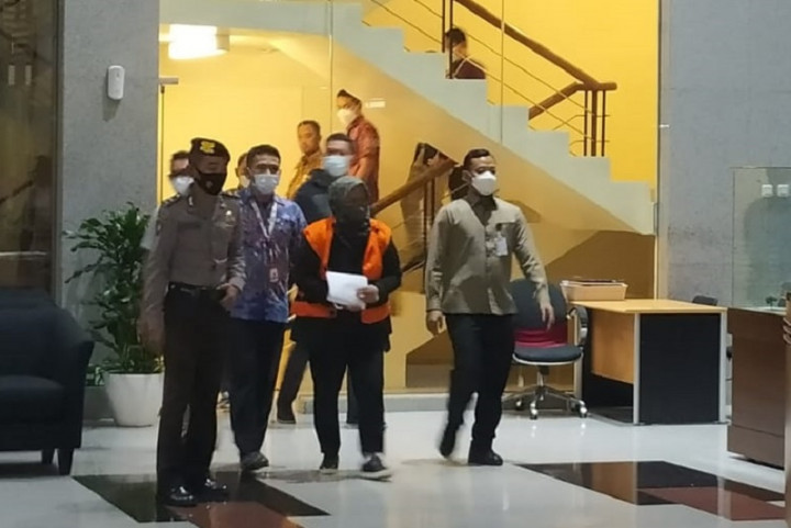 Usai Diperiksa, Ade Yasin Pakai Rompi Tahanan